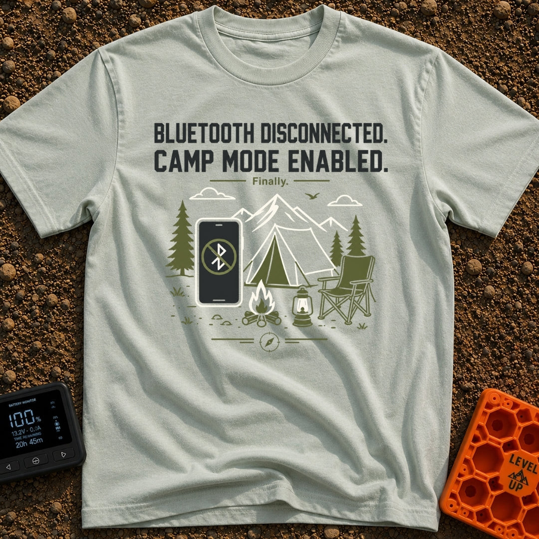 Bluetooth Off Camp On - T-Shirt in Bay - A line-art illustration of a smartphone displaying a crossed-out Bluetooth...