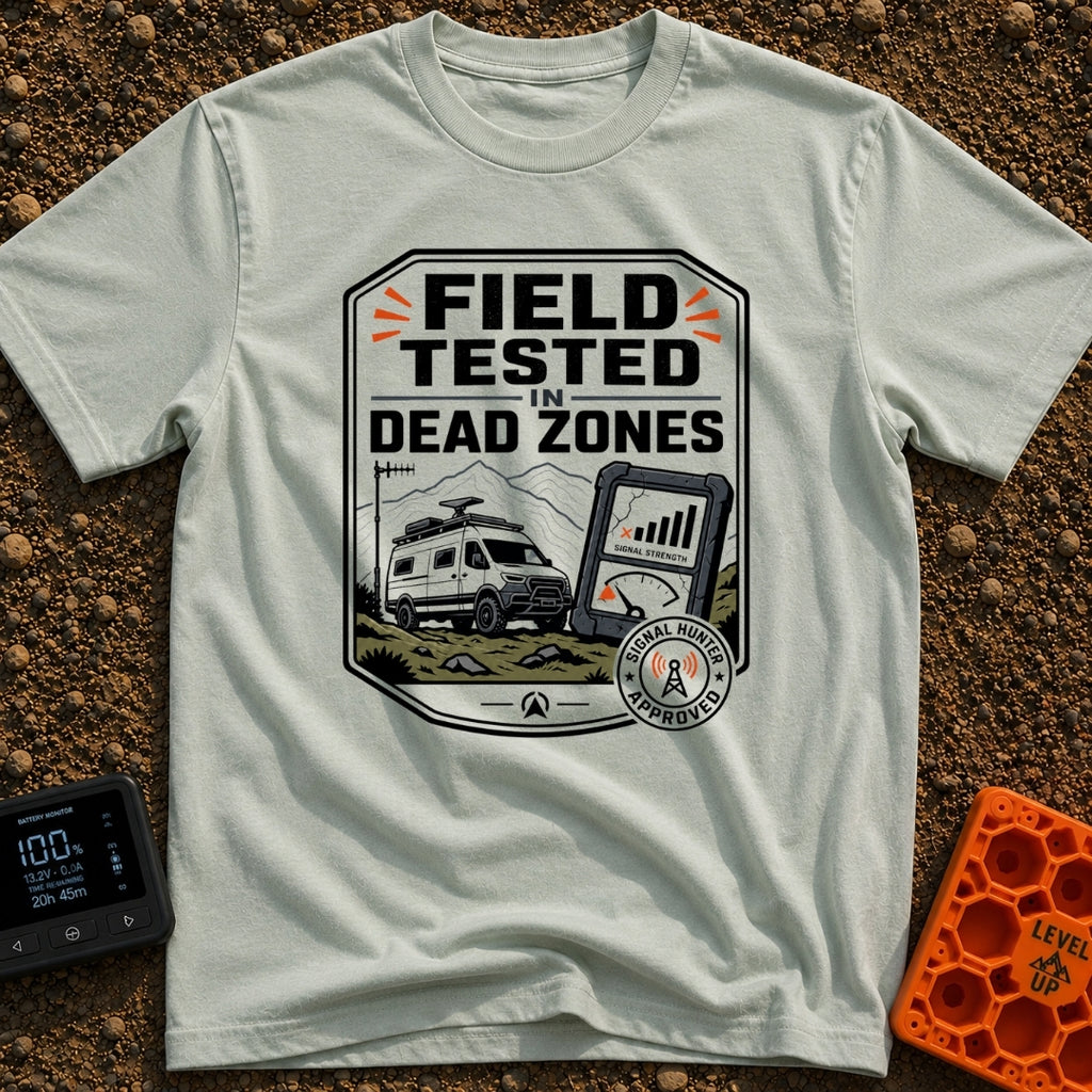 Tested In Dead Zones - T-Shirt in Bay - A badge-style illustration showing a white camper van with roof antennas parked...