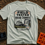 Tested In Dead Zones - T-Shirt in Bay - A badge-style illustration showing a white camper van with roof antennas parked...