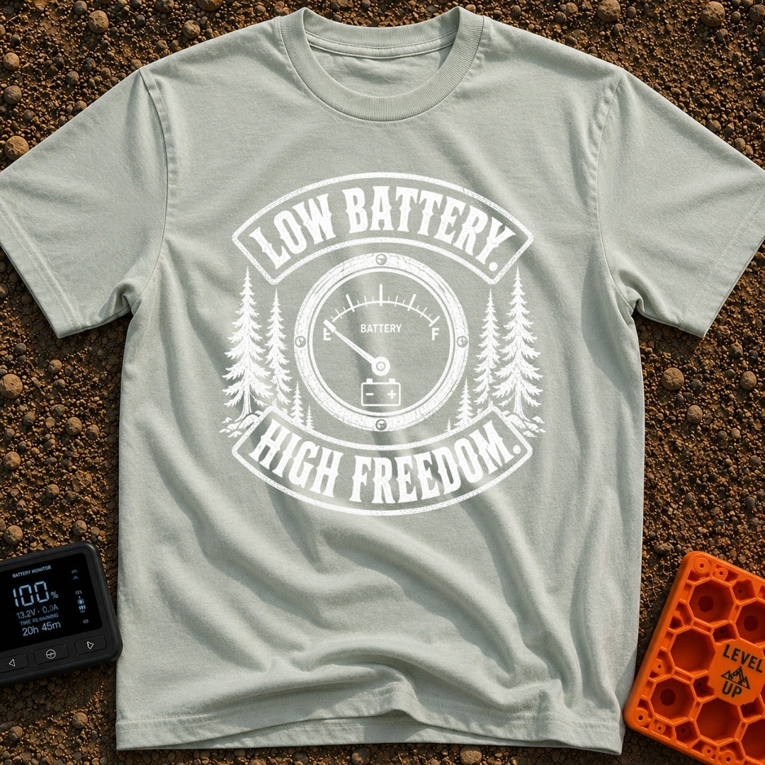 Unplugged And Free - T-Shirt in Bay - A distressed black-and-white illustration of an analog battery gauge with its...