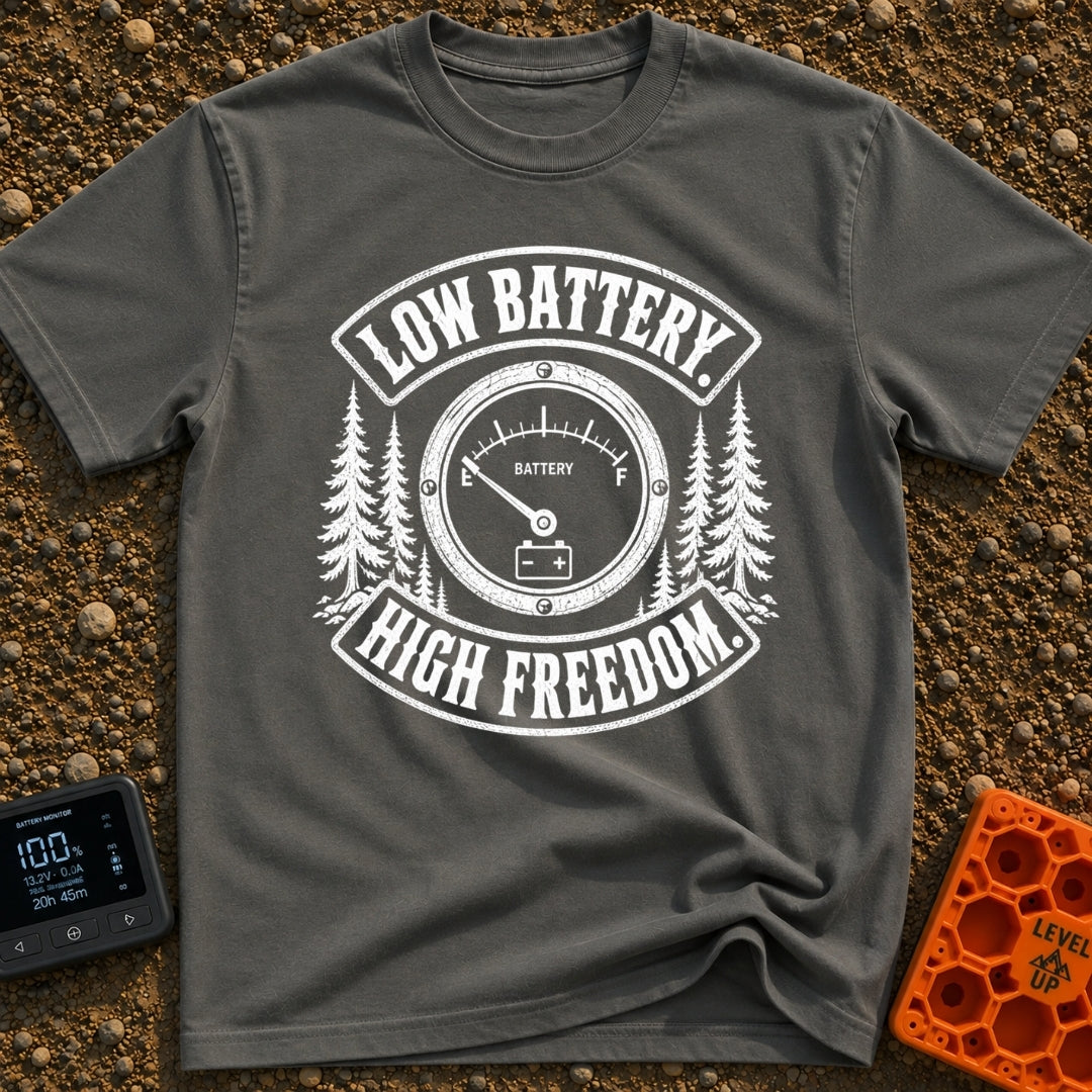 Unplugged And Free - T-Shirt in Pepper - A distressed black-and-white illustration of an analog battery gauge with its...