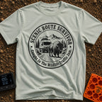 Survived The Scenic Route - T-Shirt in Bay - A circular, black-and-white illustration of a camper van stopped on a dirt...