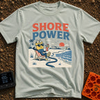 Shore Beats Working - T-Shirt in Bay - A cartoon electrical plug wearing sunglasses relaxes in a beach chair on the sand,...