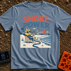 Shore Beats Working - T-Shirt in Blue Jean - A cartoon electrical plug wearing sunglasses relaxes in a beach chair on the...