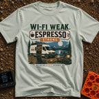 Low Signal High Caffeine - T-Shirt in Bay - A white camper van with solar panels on its roof is parked at a nighttime...